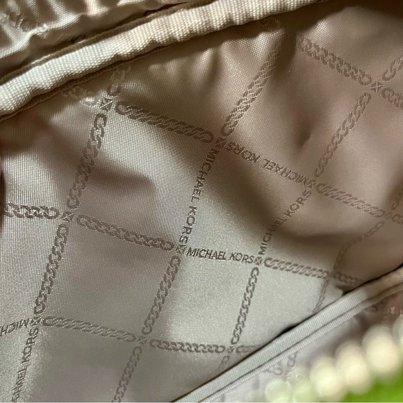 ✨Michael Kors✨ NWT MK Jet Set Medium Quilted Leather Camera Crossbody Bag Pear - Picture 16 of 17